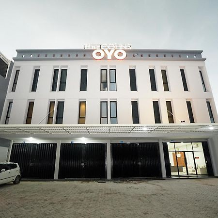 Super Oyo Capital O 449 The Colins Hotel Keputih Kültér fotó