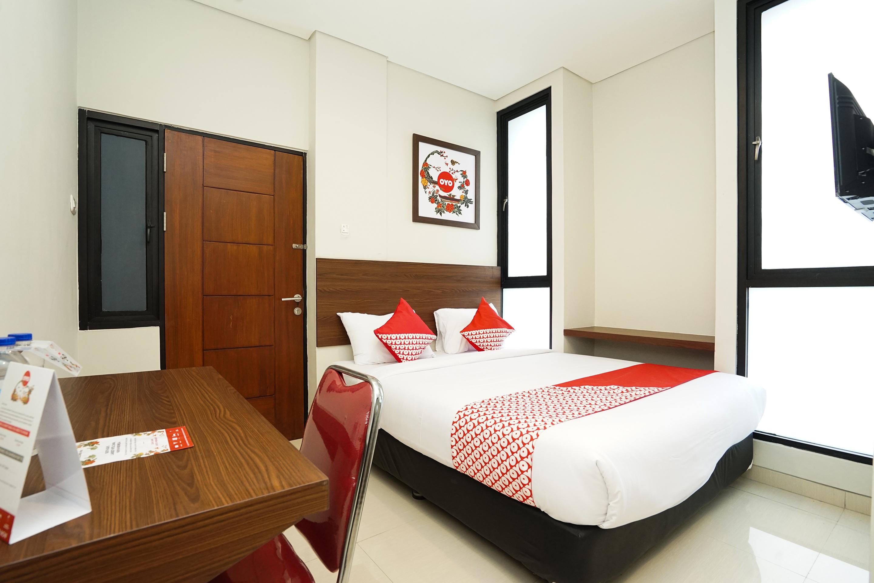 Super Oyo Capital O 449 The Colins Hotel Keputih Kültér fotó