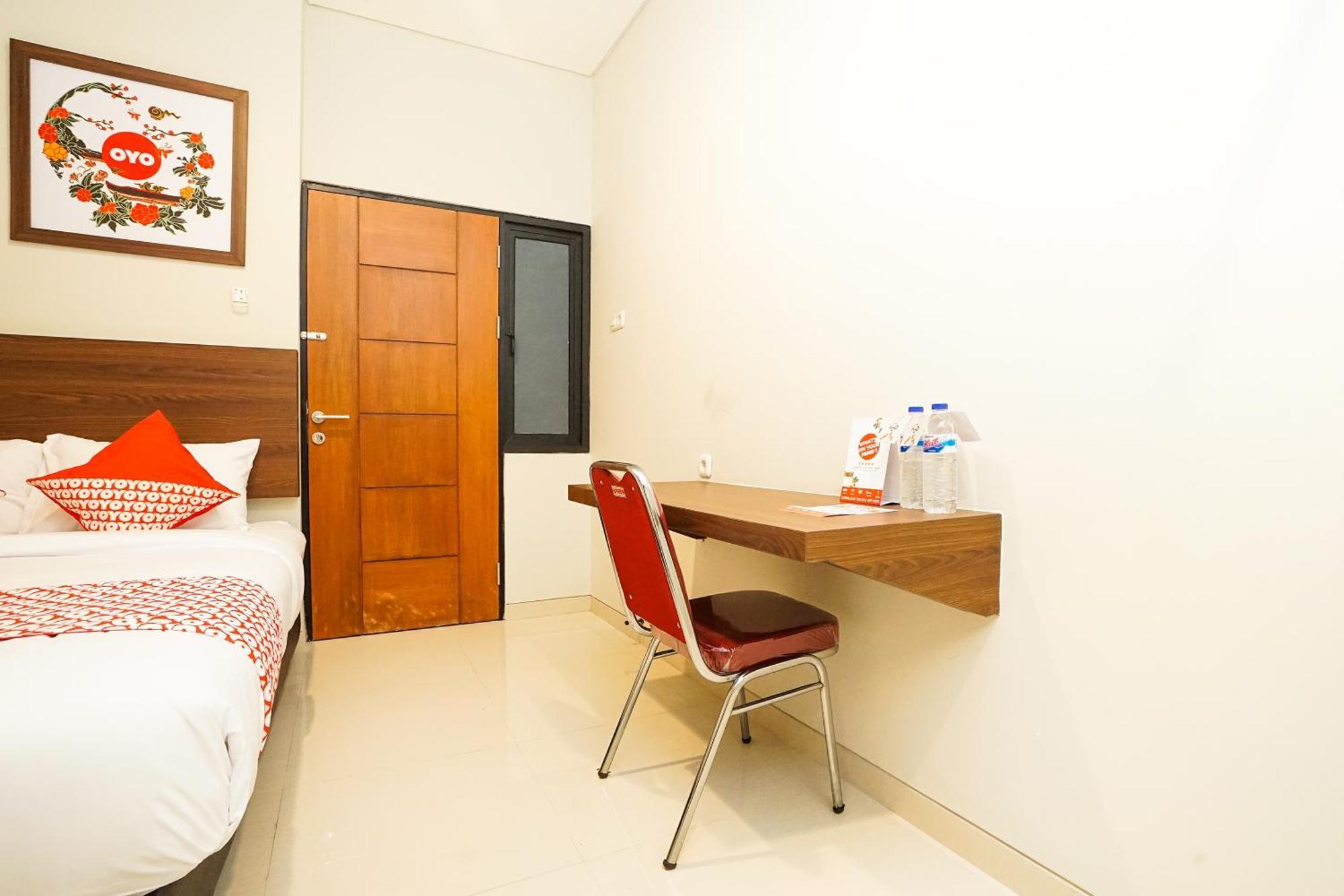 Super Oyo Capital O 449 The Colins Hotel Keputih Kültér fotó