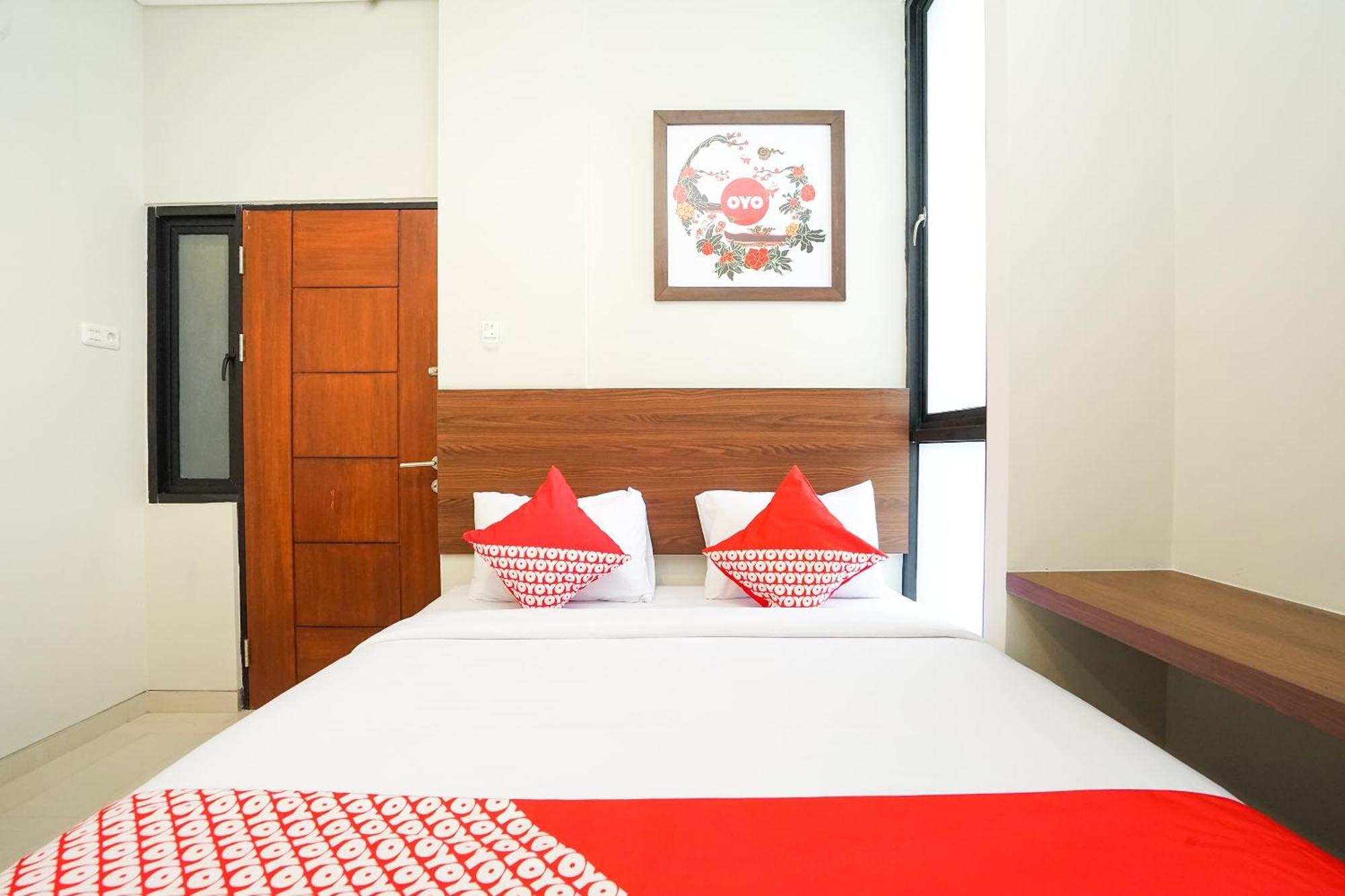 Super Oyo Capital O 449 The Colins Hotel Keputih Kültér fotó