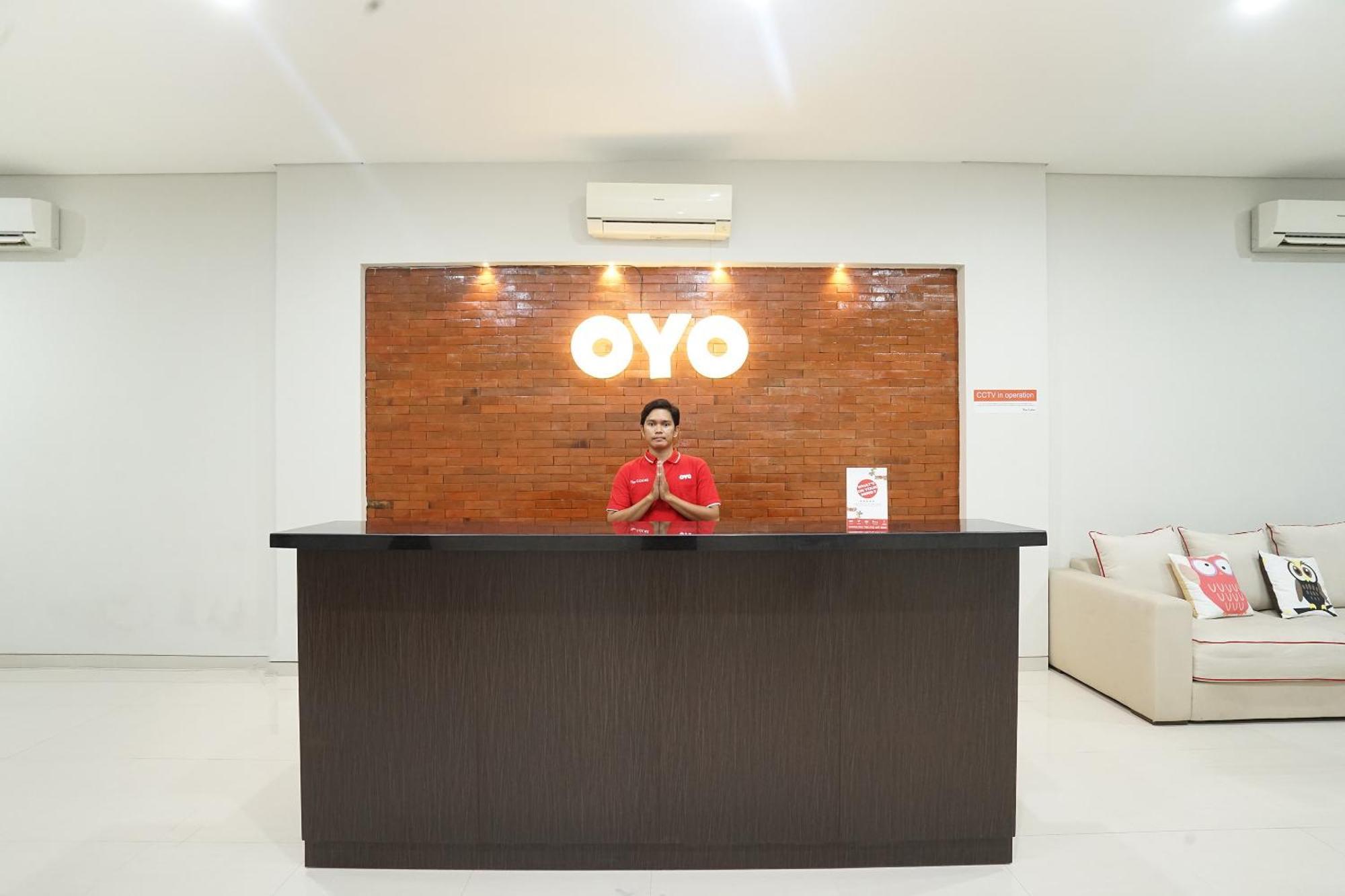 Super Oyo Capital O 449 The Colins Hotel Keputih Kültér fotó