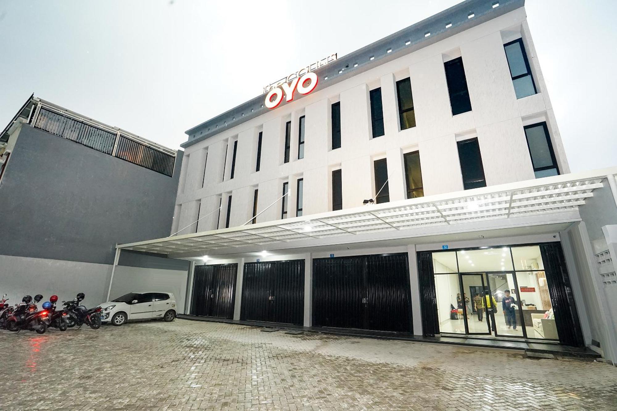 Super Oyo Capital O 449 The Colins Hotel Keputih Kültér fotó