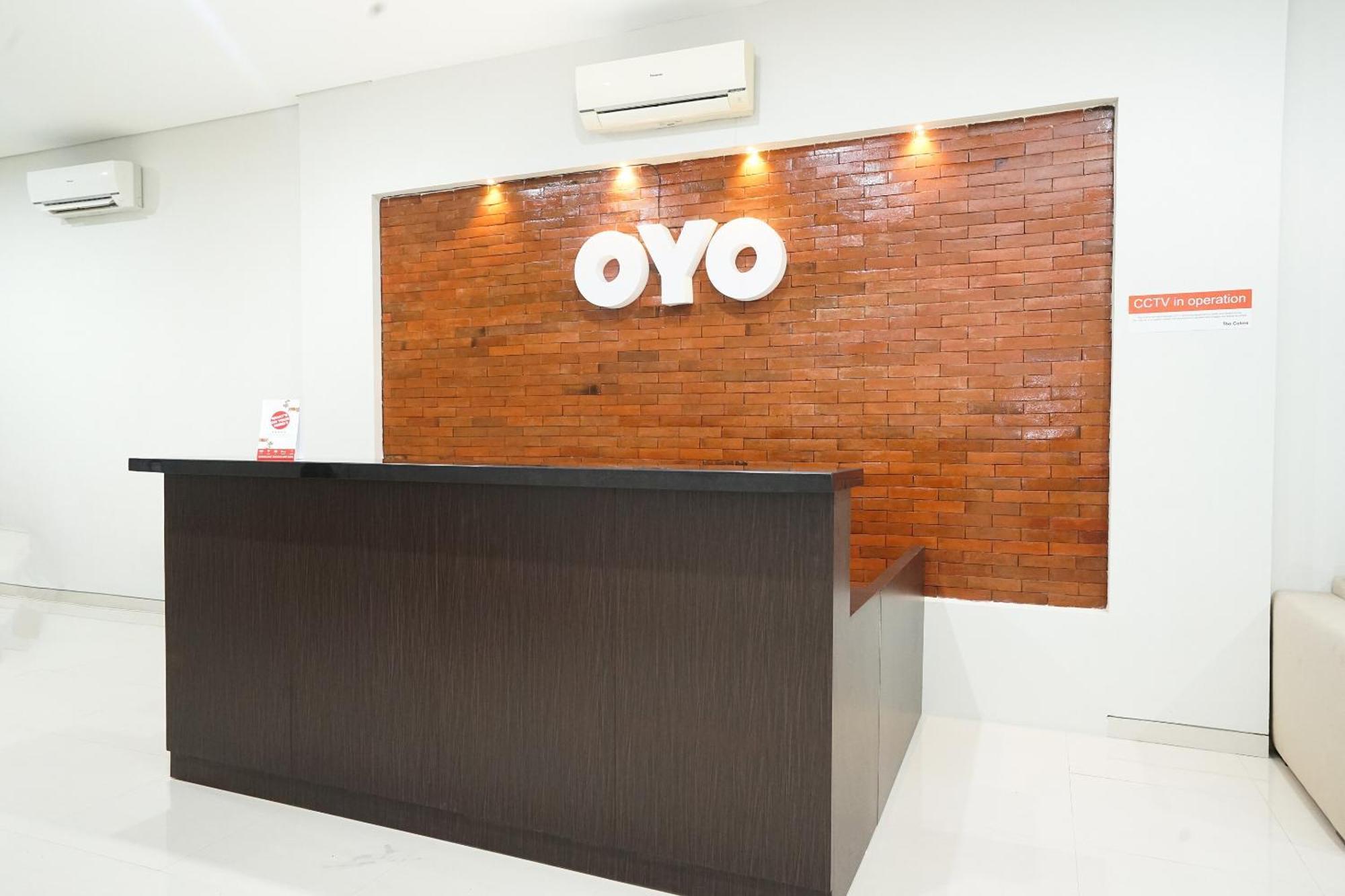 Super Oyo Capital O 449 The Colins Hotel Keputih Kültér fotó
