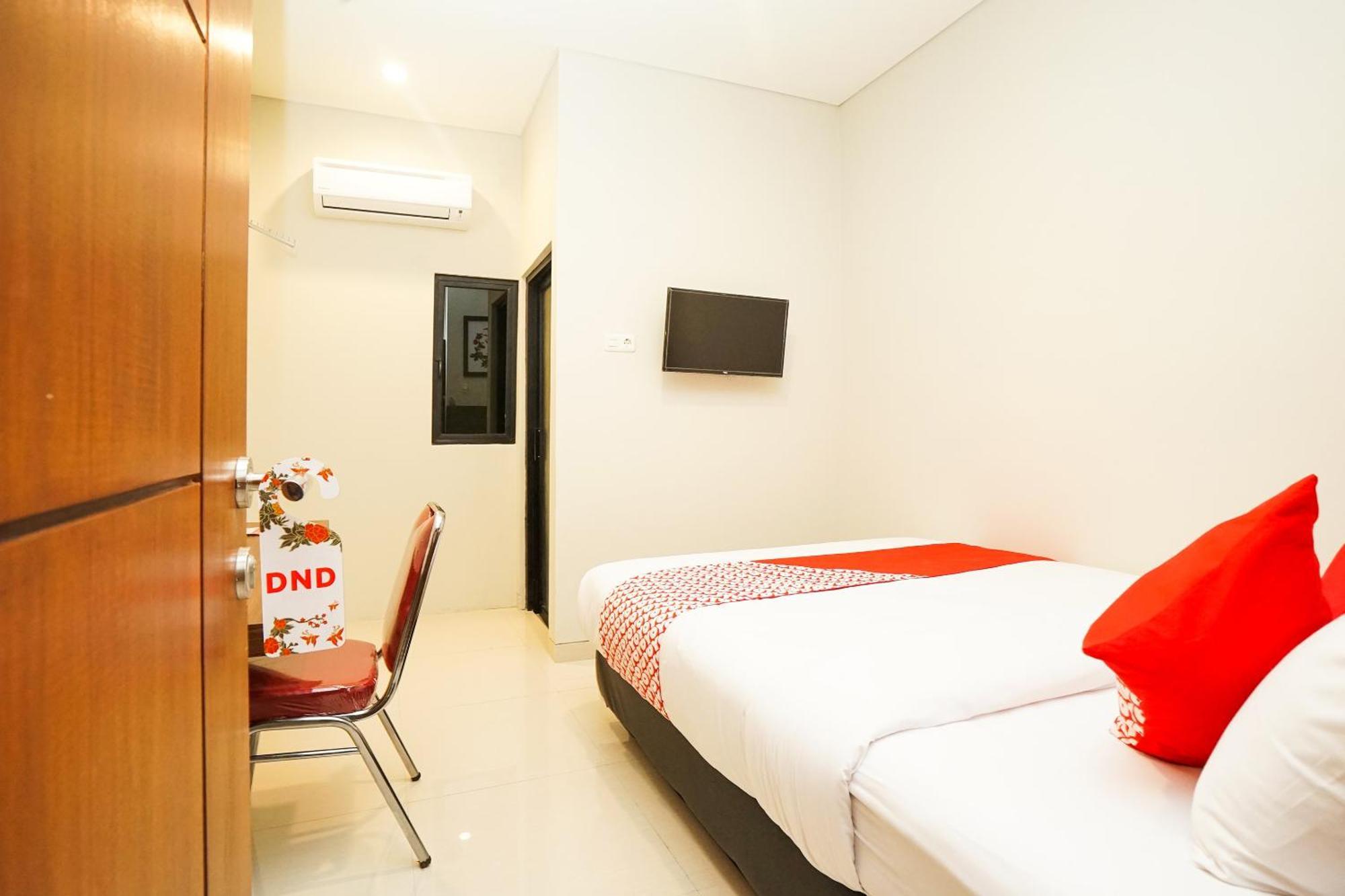 Super Oyo Capital O 449 The Colins Hotel Keputih Kültér fotó
